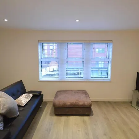 Spacious 2 Bed Flat With Parking In Bedminster