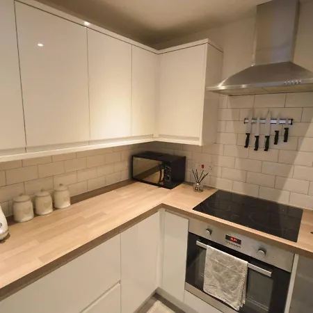 Spacious 2 Bed Flat With Parking In Bedminster 布里斯托