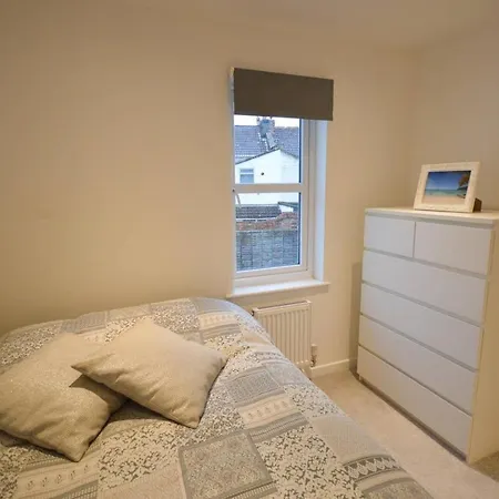 Spacious 2 Bed Flat With Parking In Bedminster