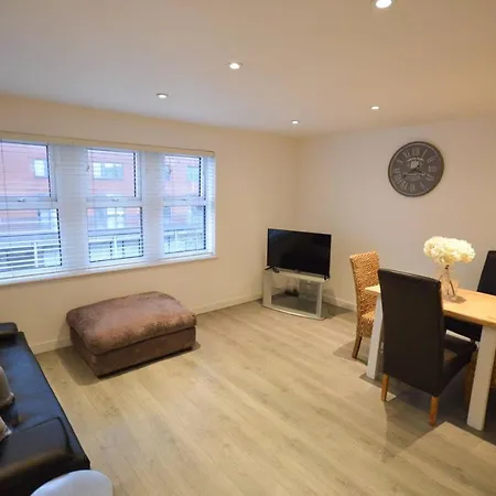 Spacious 2 Bed Flat With Parking In Bedminster *