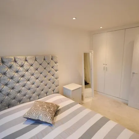 Spacious 2 Bed Flat With Parking In Bedminster * 布里斯托