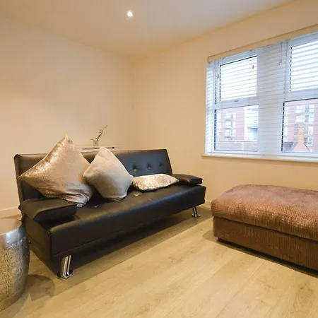 Spacious 2 Bed Flat With Parking In Bedminster 布里斯托