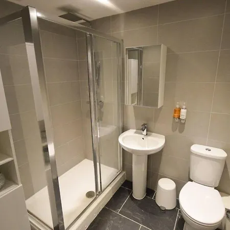 Spacious 2 Bed Flat With Parking In Bedminster *