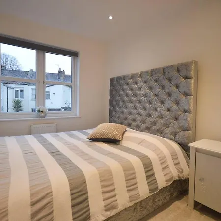 Spacious 2 Bed Flat With Parking In Bedminster * 布里斯托